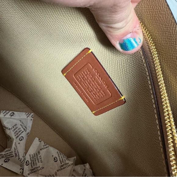 NWOT LIMITED EDITION Coach! Mollie Tote Bag 25 With Strawberry Print - Picture 3 of 5